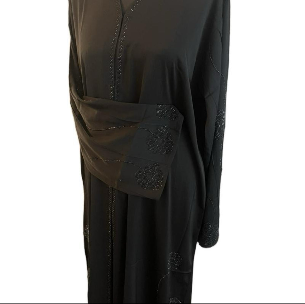 CLASSY BLACK ABAYA WITH SPARKLING DETAIL AND ELEGANT DESIGN